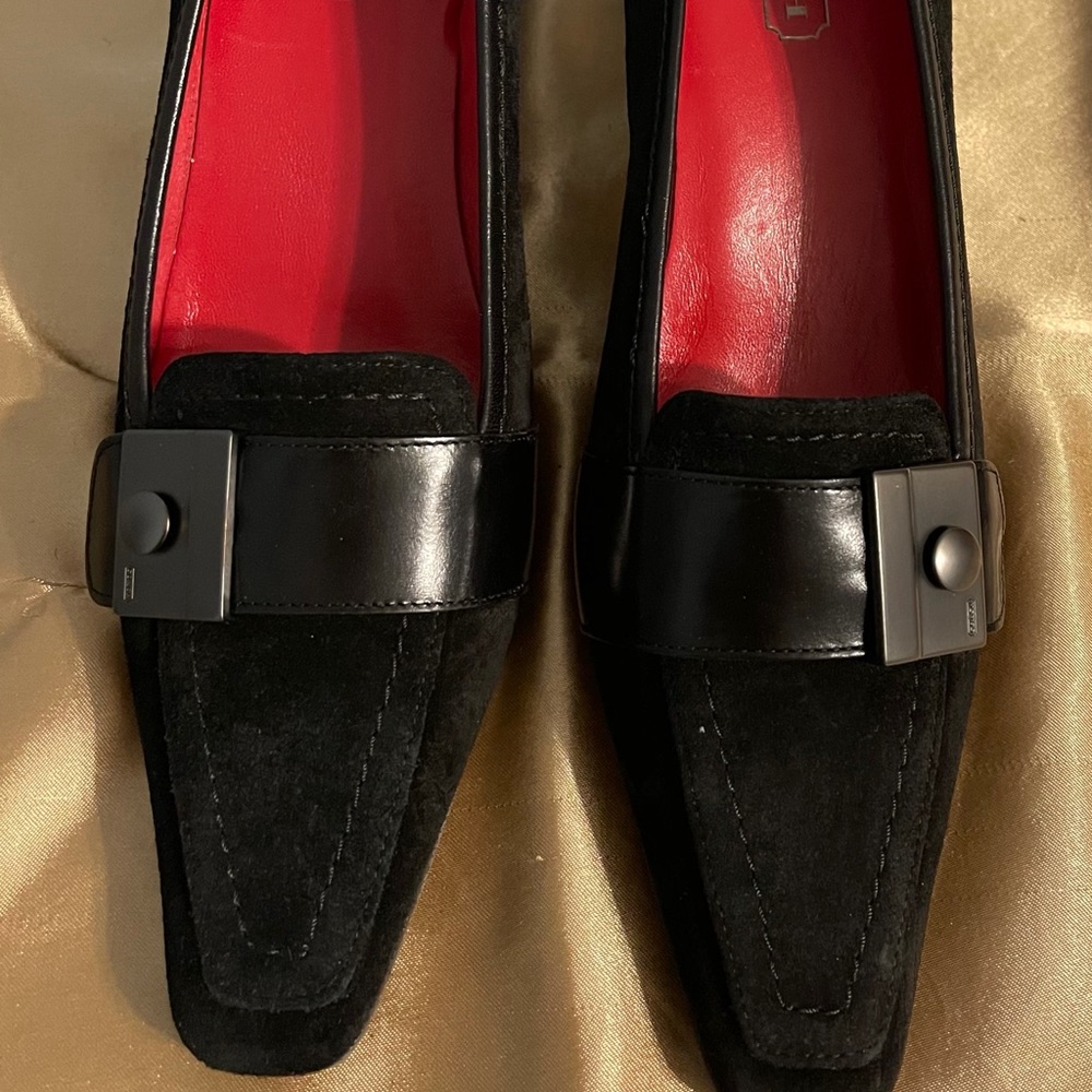 Ladies medium flat leather shoe by Coach
